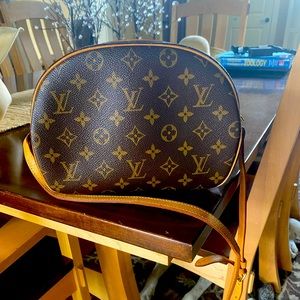 Louis Vuitton Blois Vintage crossbody